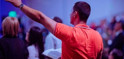 Homem-na-igreja